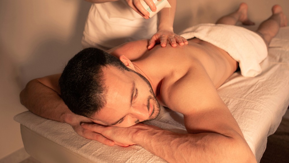 Massage lưng bằng dầu nóng