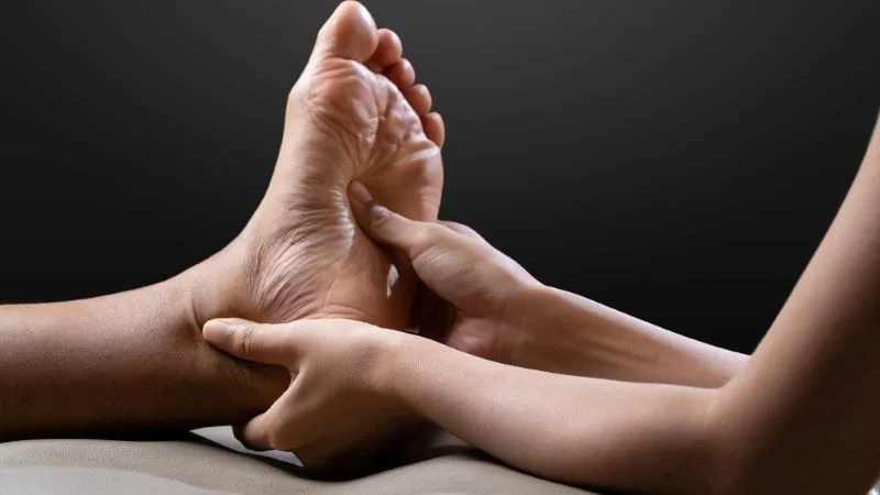 Massage chân cho người già