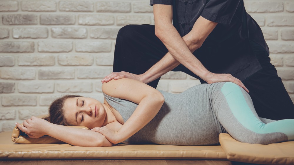 massage cho bà bầu không nên áp lực trực tiếp lên cột sống