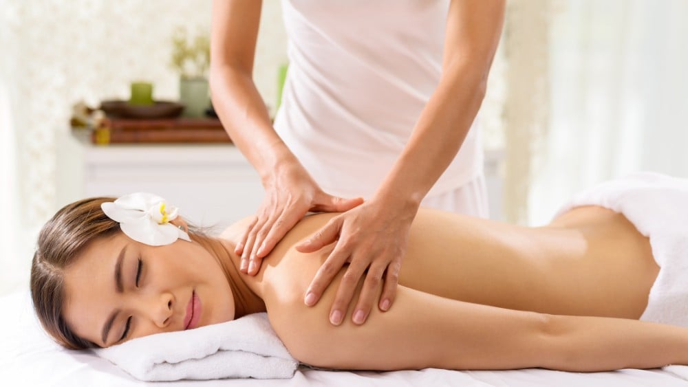 Massage lưng cho vợ bằng kỹ thuật massage truyền thống Shiatsu của Nhật