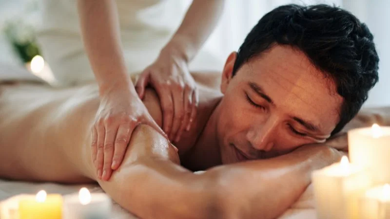 Massage lưng cho chồng thường xuyên giúp hâm nóng tình cảm