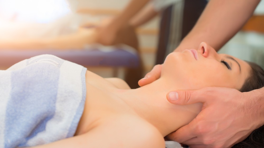 Massage vùng cổ và tai